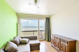 Studio met frontaal zeezicht.Zeer goed gelegen tussen het Heldenplein en de Parkstraat.Indeling: inkomhal, keuken, badkamer met bad, lavabo en...