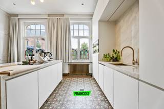 Op het charmante dorpsplein van Reningelst (Poperinge) wacht deze authentieke 19de-eeuwse brouwerswoning op haar nieuwe eigenaar. Dit...