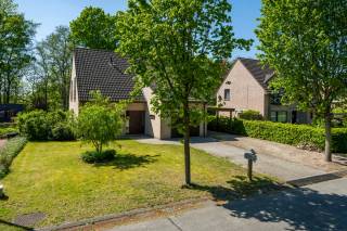 In het hart van Merelbeke bevindt zich deze charmante woning die perfect comfort en leefkwaliteit combineert met een uitstekende ligging. <br />Deze eigendom is een zeldzame kans voor wie op zoek is naar een harmonieuze balans tussen rust en bereikbaarheid. De woning straalt een warme sfeer uit. Ruime leefruimtes baden in natuurlijk licht, waardoor een uitnodigende en aangename woonbeleving ontstaat. Bovendien biedt de verzorgde tuin een oase van privacy en groen, ideaal om te ontspannen of te genieten van gezellige momenten met familie en vrienden. Dankzij de gunstige ligging zijn scholen, winkels en openbaar vervoer vlot bereikbaar, wat het dagelijkse leven bijzonder praktisch maakt. Wie deze woning betreedt, voelt direct de thuisgevoel dat zich hier creatief nestelt. Dit is de perfecte plek om nieuwe herinneringen te creëren en te genieten van alle voordelen die Merelbeke te bieden heeft. Wacht niet langer en ontdek de mogelijkheden die deze woning voor u in petto heeft.