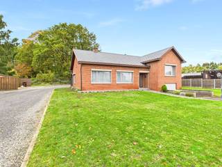 Gelegen aan de rand van het centrum van Lummen vinden we aan de op- en afritten van de E314 deze ruime splitlevel woning. Door de centrale...