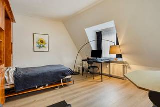 Studio-appartement op toplocatie in het centrum van Antwerpen. Een ideale starters woonplek of investering.<br /><br />Indeling:<br />Goed onderhouden studio op de 3e verdieping van een kleinschalig gebouw. Je komt meteen in de studioruimte, opvallend lichtrijk dankzij zijn grote raampartijen. De ruimte is reeds voorzien van een kastbed zodat de ruimte optimaal benut kan worden. Aan de voorzijde, de geïnstalleerde halfopen keuken voorzien van een koelkast met vriesvak, gaskookplaat (4-pits), dampkap, microgolfoven en een spoelbak. Achteraan vindt men de de badkamer voorzien van een toilet, een douche in bad en een wastafel. Verder is er nog een ingebouwde vestiairekast en een aparte wasberging met de nodige aansluitingen voorzien.<br /><br />Bijzonderheden:<br />Verhuurd met een korte duur contract (€ 975/maand all in).<br />Huidig rendement 5% (netto!) en dit kan nog geoptimaliseerd worden.<br />Perfect startersappartement of investering.<br />EPC-label B.<br />Roerende goederen zijn inbegrepen in de verkoop.<br /><br />Ligging:.<br />Rustig gelegen in een winkelstraat en op slechts 250m van de Hoogstraat, de Nationalestraat, met de ModeNatie en het Modemuseum alsook de Grote Markt en Groenplaats met zijn gezellige cafés en restaurants.