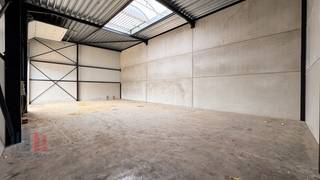 Nieuwbouw KMO-unit van 173 m² met privatieve ruime parkeerplaats te huur. Fenomenaal gelegen aan de rand van Brussel te ZELLIK, nabij de bedrijvige...