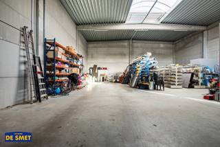 Bent u op zoek naar een opslagruimte met een vlotte verbinding naar de belangrijke invalswegen?Dan is dit recent gebouwd magazijn ongetwijfeld iets...