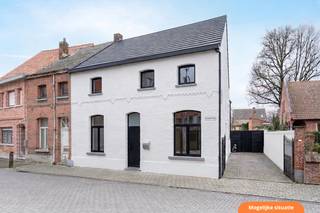 Deze woning, gelegen in Wintam vlakbij de dijk, biedt tal van mogelijkheden voor wie op zoek is naar ruimte en potentieel. Mits de nodige renovatiewerken kan dit pand worden omgevormd tot een prachtige gezinswoning met hedendaags comfort.<br /><br />We betreden de woning via de inkomhal, die toegang geeft tot de verschillende ruimtes. De keuken van maar liefst 22,5 m² biedt voldoende plaats voor een gezellige eetruimte. Aansluitend bevindt zich een aparte bureauruimte. Door de muur tussen de keuken en het bureau open te breken, kan leefruimte worden gecreëerd. Verder is er een berging met een achterdeur naar de tuin. <br /><br />Op de verdieping bevinden zich drie volwaardige slaapkamers en een badkamer met douche, bad en dubbele lavabo.<br /><br />Nood aan extra opslag? Via een uitschuifbare trap betreed je de zolderruimte, die perfect kan dienen als opslagruimte.<br /><br />Buiten geniet je van een ruime, zonnige tuin. <br /><br />De woning beschikt over parkeermogelijkheden voor twee wagens.<br /><br />Kortom, deze woning is ideaal voor wie op zoek is naar een renovatieproject met karakter en ruimte. Met de juiste aanpak kan dit pand uitgroeien tot een prachtige thuis op maat.<br /><br />Heb je interesse in deze woning met renovatiepotentieel?<br />Contacteer ons gerust via info@julimmo.be of 03 303 39 36.