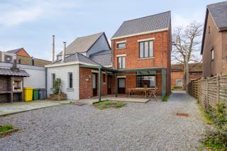 Deze op te frisse ruime woning is rustig gelegen in Mol-Wezel met goede verbinding naar de omliggende gemeente Balen, Dessel, Lommel en Retie. Met...