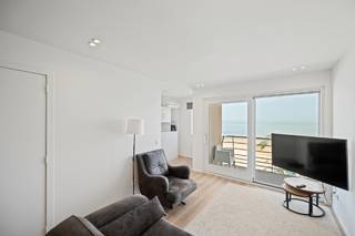 Dit 1-slaapkamer appartement met slaaphoek is gelegen op de <strong>zeedijk.</strong><br />Vlakbij de Grote Markt en de jachthaven, en geniet van een prachtig <strong>frontaal zeezicht. </strong><br />Het appartement <strong>volledig gerenoveerd</strong> en geniet van alle moderne comfort.<br /><br />- Frontaal<strong> zeezicht</strong><br />- Recent gerenoveerd<br />- 1 slaapkamer met extra slaaphoek<br />- Perfect investeringspand<br />- <strong>Lift aanwezig</strong><br />- Gemeubeld<br />- <strong>Apart toilet</strong><br />- Instapklaar<br /><br />Op zoek naar een instapklaar appartement of interessante investering?<br />Verkocht onder erfpachtstelsel. Wat een groot voordeel inhoud voor investeerders, maar ook voor particulieren.<br />Geef ons een seintje op 0473470885 of baptist@fluo.immo voor meer info of een bezoek.<br /><br /><strong>Op 5 september is er bezoekmoment tussen 10u en 13u</strong>