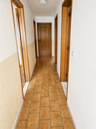<p><span>Ruime woning met garage en tuin</span></p><p><span>Deze ruime woning is gelegen op een perceel van 483 m² en beschikt over een bewoonbare oppervlakte van 191 m². Dankzij de royale indeling biedt het pand heel wat ruimte en mogelijkheden voor verdere inrichting volgens de wensen van de toekomstige eigenaar.</span></p><p><span>De woning telt momenteel 2 slaapkamers, met de mogelijkheid om een derde slaapkamer te creëren. Verder zijn er twee sanitaire ruimtes en twee toiletten aanwezig. Ook aan praktische bergruimte is er geen gebrek, dankzij de kelder, zolder, berging/wasplaats en garage.</span></p><p><span>De woning wordt verwarmd via centrale verwarming op gas, is voorzien van dubbele beglazing en beschikt over een EPC-label C. De riolering werd in het verleden vernieuwd en correct aangesloten.</span></p><p><span>Ook de ligging vormt een extra troef. De woning bevindt zich in Niel, in de Rupelstreek, met een vlotte verbinding richting Antwerpen, Boom en de omliggende gemeenten. Winkels, scholen, openbaar vervoer en diverse recreatieve voorzieningen bevinden zich in de nabije omgeving.</span></p><p><span>Een ruime woning met een degelijke basis, praktische indeling en tal van mogelijkheden op een goed bereikbare locatie.</span></p>