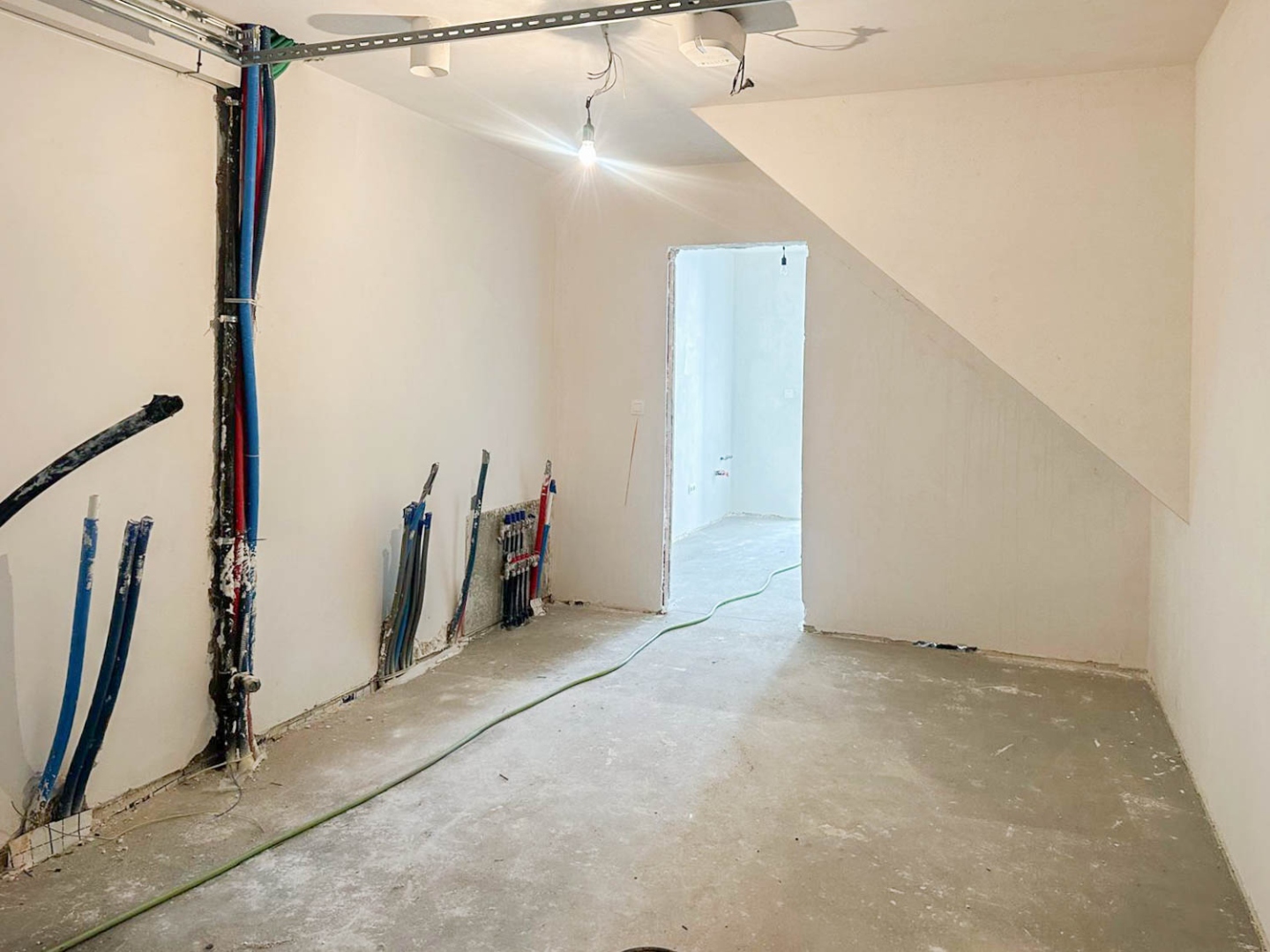 Te koop, VOLLEDIGE HALF OPEN NIEUWBOUW ,MET 5 SLAAPKAMERS , INPANDIGE GARAGE,TUIN & DAKTERRAS, DICHTBIJ INVALSWEGEN NAAR BRUSSEL. - photo 5
