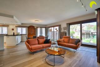 <p><span>Vlakbij het centrum van Wilrijk, op 300 m van de Bist, bieden wij u deze uiterst ruime en veelzijdige woning (277m²) aan met 4 ruime slaapkamers en een aparte polyvalente ruimte van 46 m² op het gelijkvloers!</span></p><p><span>Dankzij de zeer centrale ligging zijn winkels, openbaar vervoer, scholen, verbindingswegen,... op wandelafstand te bereiken.</span></p><p><span> </span></p><p><span>Het zeer solide gebouw werd opgericht in 1982 en is doorheen de jaren perfect onderhouden door de eerste eigenaars. Bovendien werden er in 2019 waardevolle renovaties gedaan waaronder een nieuwe open keuken, keramisch parketvloer in de leefruimte/keuken, een nieuw dak en een condensatieketel voor de verwarming.</span></p><p><span> </span></p><p><span>Indeling:</span></p><p><span>We betreden de woning in de inkomhal met technische berging, vestiairekast en 2 aparte gastentoiletten. Rechts vinden we de polyvalente ruimte (46 m²) die diverse doelen kan dienen. Als eerdere kine-praktijk leent dit zich o.a. tot uitoefening van een beroep, maar ook een inrichting als studio of atelier behoort tot de mogelijkheden. Dankzij de kruipkelder kunnen er eenvoudig leidingen voor nieuwe aansluitingen en herindeling worden voorzien.</span></p><p><span>Aan de achterzijde van de woning bevindt zich de lichte leefruimte met houtkachel op mooie keramische parketvloer. </span></p><p><span>De vernieuwde open maatkeuken met werkeiland is voorzien van een oven + microgolf/stoom-combi, koel-vrieskast, vaatwasser, Novy dampkap en composieten werkblad.</span></p><p><span>Via het schuifraam bereik je de aangename tuin die achteraan toegang geeft tot de garage (30 m²) met automatische sectionaalpoort.</span></p><p><span>Op de eerste verdieping zijn er 4 grote slaapkamers (15, 16, 17 en 19 m²), een royale badkamer (14 m²) én een aparte wasruimte/berging (12 m²).</span></p><p><span> </span></p><p><span>Graag som ik voor u nog even de troeven op van deze ruime woning in het centrum van Wilrijk:</span></p><ul><li><span>Centrale locatie te Wilrijk op wandelafstand van winkels, scholen, verbindingswegen, openbaar vervoer, ...</span></li><li><span>4 volwaardige slaapkamers + veelzijdige ruimte op gelijkvloers</span></li><li><span>Aangename tuin met doorgang naar de achterliggende garage</span></li><li><span>Zeer goed onderhouden woning en al belangrijke investeringen gebeurd</span></li></ul><p><span> </span></p><p><span>EPC: 266 kWh/m² - label C</span></p><p><span>Waterinfo: P-score A - G-score A</span></p><p><span> </span></p><p><span>Voor een bezoek ter plaatse kan u ons contacteren op het nummer 03 449 42 41 of mail ons via hallo@habicom.be</span></p><p><span>Benieuwd naar de waarde van jouw woning?  Check het gratis op www.watismijnhuiswaard.be</span></p><p><span> </span></p>