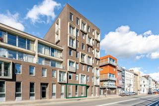 Ontdek dit ruim en modern appartement in het centrum van Kortrijk!<br /><br />U komt binnen in een ruime inkomhal met gastentoilet. Aansluitend bevindt zich de lichtrijke leefruimte, afgewerkt met massief parket. Vanuit de leefruimte heeft u directe toegang tot het ruime terras van 24 m². De open keuken is volledig uitgerust een is voorzien van voldoende opbergruimte alsook een aansluitende berging. Het appartement is bovendien verwarmd door een warmtepomp, waar u ook mee kan koelen. De badkamer heeft een lavabo, inloopdouche en toilet. Het beschikt over 2 volwaardige slaapkamers. In de ondergrondse verdieping is er een kelder aanwezig.<br /><br />Troeven:<br />- Goede locatie: centrum Kortrijk<br />- 2 slaapkamers <br />- ruim terras<br /><br />Interesse in dit appartement? <br />Contacteer Louise voor meer info of een bezoek! Bel +32 496 08 08 00 of mail louise@immo-lys.be
