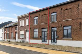 <strong><span>Luxueus gerenoveerde rijwoning met zuidgerichte tuin en garage in Zichem</span></strong><br />In het gezellige <strong><span>Zichem, deelgemeente van Scherpenheuvel</span></strong>, bevindt zich deze <strong><span>instapklare rijwoning</span></strong> die in <strong><span>2020 volledig werd gerenoveerd</span></strong> met oog voor kwaliteit, comfort en uitstraling. Dankzij de <strong><span>warme afwerking met houten accenten</span></strong> ademt deze woning pure gezelligheid, gecombineerd met een hedendaagse, luxueuze stijl.<br /><br />Via de <strong><span>inkomhal</span></strong> betreed je het gelijkvloers, waar een <strong><span>ruime open leefruimte</span></strong> je meteen verwelkomt. De <strong><span>open keuken</span></strong> geniet van een aangename <strong><span>natuurlijke lichtinval</span></strong> en vormt het hart van de woning, ideaal voor gezellige familiemomenten of etentjes met vrienden. Verder is er een <strong><span>aparte berging/wasplaats</span></strong>, praktisch en netjes uit het zicht.<br /><br />De woning telt <strong><span>3 volwaardige slaapkamers</span></strong> en een stijlvolle <strong><span>badkamer met zowel ligbad als douche</span></strong>, perfect afgestemd op het comfort van een modern gezin.<br />Buiten geniet je van een <strong><span>groot terras en een zuidgerichte stadstuin</span></strong>, waar je de hele dag door van de zon kan profiteren. Een <strong><span>garage</span></strong> maakt het plaatje compleet en biedt extra comfort en opbergruimte.<br /><br />Met een <strong><span>bewoonbare oppervlakte van 164 m²</span></strong> en een <strong><span>EPC B-label</span></strong> is deze woning niet alleen mooi, maar ook energiezuinig. Ideaal voor <strong><span>jonge gezinnen</span></strong> én <strong><span>investeerders</span></strong> die op zoek zijn naar een zorgeloze, kwalitatieve woning.<br /><strong><span>Troeven:</span></strong>
<ul>
	<li>Volledig gerenoveerd in 2020</li>
	<li>164 m² bewoonbare oppervlakte</li>
	<li>Open leefruimte met veel licht</li>
	<li>Open keuken met natuurlijke lichtinval</li>
	<li>Aparte berging/wasplaats</li>
	<li>3 slaapkamers</li>
	<li>Badkamer met bad én douche</li>
	<li>Zuidgerichte tuin en groot terras</li>
	<li>Garage</li>
	<li>EPC B</li>
	<li>Luxueuze, warme afwerking</li>
</ul>
<strong><span>Een woning waar je niets meer aan hoeft te doen, enkel verhuizen en genieten.</span></strong><br /> 