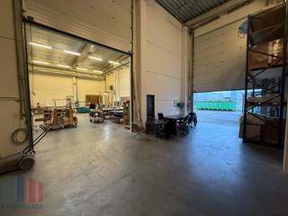 Strategisch gelegen bedrijfsgebouw bestaande uit een magazijnruimte van 1.686 m² met 288 m² kantoor te huur op amper 900 m van de R4. De site...