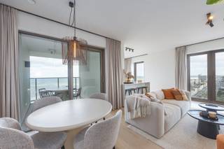 PRACHTIG ZONNIG HOEKAPPARTEMENT MET TWEE SLAAPKAMERS EN ZEEZICHT<br />Gelegen in de schitterende nieuwbouwresidentie O'Sea bieden wij u graag het zonnig hoekappartement aan op de 16e verdieping. Het appartement bestaat uit een mooie inkomhall, ruime woonkamer met prachtig zeezicht uitgevend op een overdekt terras waar u gezellig kunt genieten, open volledig ingerichte keuken met hoogwaardige afwerking , een ruime berging, twee slaapkamers elk met een eigen badkamer en een afzonderlijke WC.  Het ganse appartement straalt luxe en rust uit. In de residentie is er ook een overdekte autostaanplaats beschikbaar. 
<ul>
	<li>oppervlakte: 79 m² </li>
	<li>luxueuze afwerking in trendy gebouw</li>
	<li>Individuele vloerverwarming met warmtepomp</li>
	<li>Mogelijkheid tot aankoop van een autostaanplaats in de residentie: € 45.000,00</li>
	<li>EPC: nieuwbouw onder de 50/ A</li>
</ul>