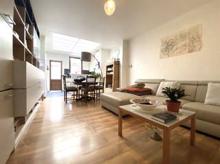Centrally located townhouse with a small city garden. Entryway—shower room and laundry area—living room with an adjoining open-concept kitchen that opens onto the terrace. On the first floor, there is a master bedroom and a bathroom with a bathtub, sink, and toilet. The second floor features two full-sized bedrooms. The mezzanine is furnished as an office. Natural gas central heating. Availability: starting January 1, 2027If you’re looking for a cozy townhouse, please contact our office to schedule a viewing. info@immodeprins.be - 03/ 776 06 55.View our full listings at www.immodeprins.be