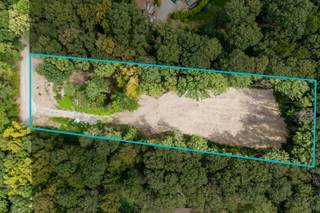 Contact : Maxime Van den Abbeele - 0494/05.23.55 - maxime.v@weinvest.be<br /><br />Et si votre future maison prenait place dans un environnement où la nature fait partie du quotidien ?<br /><br />Votre agence We Invest Charleroi &amp; en Fagne vous propose aujourd'hui cette vaste parcelle à bâtir de 6.635 m², offrant environ 49 mètres de largeur pour 138 mètres de profondeur, au cœur du Domaine de la Forêt, à Philippeville<br /><br />Ici, le cadre fait toute la différence : un environnement verdoyant et boisé, une atmosphère paisible et une véritable sensation d'espace. La parcelle a par ailleurs déjà été déboisée en vue de sa construction, offrant ainsi une base dégagée pour imaginer et concrétiser votre futur projet.<br /><br />Une situation idéale pour celles et ceux qui souhaitent profiter d'un cadre de vie au plus proche de la nature, tout en restant à proximité des nombreux attraits de la région de Philippeville et de l'Entre-Sambre-et-Meuse : promenades, villages de caractère, espaces naturels et activités de plein air.<br /><br />Avec ses dimensions généreuses et son environnement privilégié, ce terrain offre un cadre rare pour donner vie à un projet qui vous ressemble.<br /><br />Faire offre à partir de 97.000 €, sous réserve d'acceptation par les propriétaires.<br /><br />Vous souhaitez découvrir ce terrain et son environnement ? Contactez-nous pour plus d'informations ou pour organiser une visite sur place.<br /><br />Annonce à titre informatif et non contractuelle.
