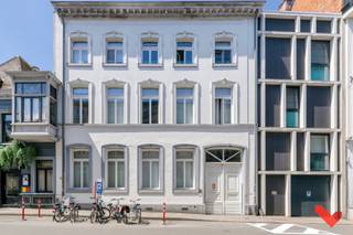 <p><strong><span>Looking for an exclusive student studio in a prime location?</span></strong><span> This beautiful and luxurious </span><strong><span>28 m² studio</span></strong><span> combines comfort, tranquillity, and an exceptional location, just a short walk from Leuven's </span><strong><span>Grand Market Square (Grote Markt)</span></strong><span> and the lively </span><strong><span>Old Market Square (Oude Markt)</span></strong><span>.<br /><br /></span></p>
<p><span>Located on the </span><strong><span>ground floor at the quiet rear of the building</span></strong><span>, the studio overlooks the beautifully landscaped garden. One of its standout features is the </span><strong><span>spacious 23 m² private terrace</span></strong><span>—the perfect place to relax, study outdoors, or enjoy the peaceful surroundings.<br /><br /></span></p>
<p><span>The studio is fully equipped with a </span><strong><span>private bathroom</span></strong><span> (washbasin, toilet, and shower) and a </span><strong><span>fully fitted kitchenette</span></strong><span>. It is also offered </span><strong><span>fully furnished</span></strong><span> with a desk, chair, bookshelf, wardrobe, double bed, refrigerator, and blackout roller blinds, making it completely move-in ready.<br /><br /></span></p>
<p><span>As an added bonus, all residents have access to a beautiful </span><strong><span>700 m² shared garden</span></strong><span>—a unique green oasis in the heart of the city, ideal for studying, relaxing, or enjoying the sunshine.<br /><br /></span></p>
<p><strong><span>Available from 15 September 2026.</span></strong><br /><strong><span>Rent:</span></strong><span> €850 per month + €60 monthly advance payment for utilities.<br /><br /></span></p>
<p><strong><span>Available to students only.</span></strong></p>