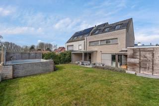 <p>Voor meer info of een bezoek, contacteer Lies op het nummer 02 884 23 25: Topo-Immo biedt u deze<strong> instapklare en moderne 3-geve</strong>l op een perceel van<strong> 2a94ca.</strong> Deze woning ligt in een rustige straat, maar toch nabij de E40.</p><p>Via de inkomhal met apart gastentoilet en vestiaire kom je in <strong>de lichtrijke woonkamer met open, volledig geïnstalleerde keuken</strong> en aansluitend <strong>de praktische bergruimte</strong>. Op de eerste verdieping bereik je via de nachthal<strong> twee comfortabele slaapkamers (11 m² en 15 m²)</strong> en <strong>een handige wasplaats</strong>. De tweede verdieping biedt <strong>een derde slaapkamer voorzien van wellnessgedeelte </strong>(douche en opgietsauna).</p><p>Buiten geniet je van<strong> een zuidgericht terras met overkapping en tuin, een verwarmd zwembad. De woning beschikt ook over een oprit</strong>. <strong>Kortom, de ideale gezinswoning met extra comfort!  EPC A - Zonnepanelen - Warmtepompboiler - Airco. </strong>Maatregelen opgenomen in het maatregelenregister: nee.</p>