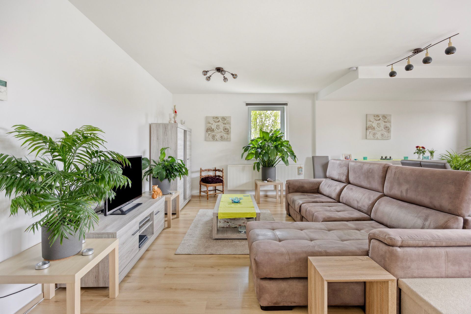 RUIM APPARTEMENT 127M² MET 2 SLPKS, TERRAS, AUTOSTAANPLAATS EN KELDER - foto 2
