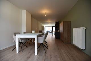 Rijwoning op 110 m² met op het gelijkvloers ruime lichtrijke leefruimte, ruimte voor keuken en badkamer. <br />Op het 1ste verdiep zijn 2 slaapkamers, op de zolder is mogelijkheid tot een 3de slaapkamer. <br />De woning heeft een zuidelijk georiënteerd terras en stalling (bij sloopt van deze stalling kan hier tuinruimte gemaakt worden) en beschikt over centrale verwarming op aardgas en aluminium en houten ramen met gedeeltelijk dubbele beglazing, 8cm PUR &amp; 6cm minerale wol dakisolatie in hellend dak en XPS in plat dak. <br />EPC-label C : 288 kWh / (m² jaar) &gt; GEEN renovatieplicht !<br />Vraagprijs € 225.000.<br />Meer info ? 📞 +32 486 20 67 65 📧 katleen@zakenkantoor-roels.be 🌐 www.zakenkantoor-roels.be.