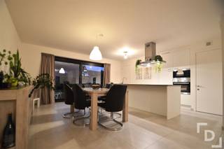 <p><span>Een rustige en ruime woning in het centrum van Poperinge, zo kan je deze topper beschrijven. De woning is gelegen in een zijstraat van de Casselstraat en dus op wandelafstand van de Grote markt, horecagelegenheden en handelszaken. Zowel klein- als groothandel zijn vlakbij te vinden. De straat maakt deel uit van een nieuwe woonwijk, waarbij de woning volledig instapklaar werd gebouwd in 2019.</span></p><p><span> </span></p><p><span>Voorbij de ruime inkomhal vinden we de lichtrijke woonkamer en open keuken. De keuken werd volledig uitgerust met een kookplaat, dampkap, oven, microgolf, frigo met vriesvak en een vaatwasser. Aansluitend is er een keukenberging en wasplaats voorzien. Vanuit de keuken heb je via het schuifraam toegang tot de ruime tuin met terras. Verder vinden we op het gelijkvloers een apart toilet en de ruime garage met sectionale poort. Via de traphal kom je op de grote nachthal die toegang biedt tot vier ruime slaapkamers (456x349 - 452x350 - 356x333 - 348x333), de badkamer en een apart toilet. De badkamer is ingericht met een ligbad, douche en wastafel in meubel.</span></p><p><span> </span></p><p><span>TROEVEN</span></p><p><span>- Zeer veel ruimte</span></p><p><span>- Rustige en open ligging in het centrum</span></p><p><span>- Nieuwbouw: energiezuinig en kwalitatief ingericht</span></p><p><span> </span></p><p><span>Op zoek naar een ruime woning in een zeer rustige buurt? Plan dan snel jouw virtueel begeleid bezoek!</span></p><p><span> </span></p><p><span> </span></p>