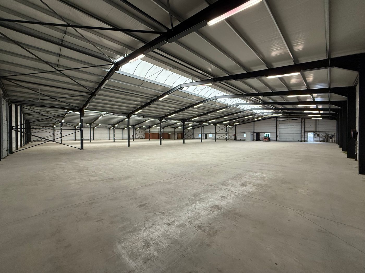 Magazijnruimte van 3.500 m² vlakbij de E40 en R4 - foto 3
