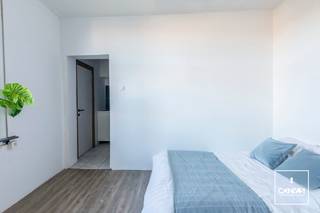 Deze te renoveren studio is gelegen aan de binnenring van Gent, waardoor u een vlotte verbinding heeft naar Gent Centrum, de R4 en N9. Daarnaast zijn verschillende winkels, horeca, scholen en het zwembad Rooigem in de buurt.<br /><br />De studio maakt deel uit van een kleinschalig gebouw en is gelegen op het eerste verdiep. U komt de studio binnen via de keuken die toegang biedt naar de badkamer en de leef- en slaapkamer. <br /><br />De studio is verhuurd tot december 2026.<br /><br />Wenst u graag een afspraak? Stuur gerust een mail naar olivier@convas.be of vul het contactformulier in.