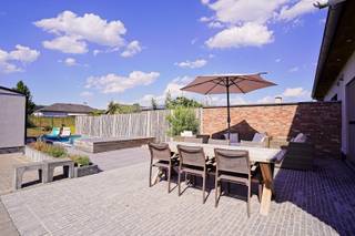 In een rustige en kindvriendelijke buurt vindt u deze recent gerenoveerde woning die meteen charme en comfort uitstraalt. De woning beschikt over...