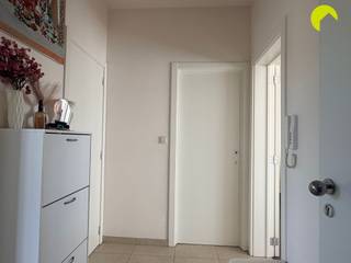 <p><span>Tussen 2 stadskernen in vinden we dit lichtrijk appartement terug.</span></p><p><span>Het pand is gelegen op korte afstand van het centrum van Edegem alsook dat van Mortsel, er zijn tal van winkels scholen en openbaar vervoer in de buurt.</span></p><p><span> </span></p><p><span>Indeling:</span></p><p><span>We betreden het pand via de ruime inkomhal waarvan er toegang is tot bijna alle ruimtes.</span></p><p><span>De 1</span><span><sup>e</sup></span><span> en grootste slaapkamer bevindt zich aan de achterzijde van het gebouw en is groot genoeg voor een dubbelbed en een kleerkast.</span></p><p><span>De badkamer is voorzien van een douche, lavabomeubel, toilet en een raam om goed te kunnen verluchten.</span></p><p><span> </span></p><p><span>Aan de voorzijde vinden we leefruimte met deels open keuken terug, de keuken is voorzien van alle nodige toestellen, voldoende opbergruimte alsook indien gewenst een optie voor het aansluiten van een wasmachine.</span></p><p><span>De keuken geeft tevens ook uit op het terras.</span></p><p><span>Aan de voorzijde naast de leefruimte vinden we de 2</span><span><sup>e</sup></span><span> en kleinere slaapkamer ten slotte nog terug.</span></p><p><span> </span></p><p><span>In de kelder is er een privatieve berging voorzien alsook een gemeenschappelijke ruimte voor het plaatsen van de wasmachine.</span></p><p><span> </span></p><p><span>Vooraan het gebouw is er voldoende ruimte voorzien voor het plaatsen van een fiets.</span></p><p><span> </span></p><p><span>Nuttige informatie:</span></p><ul><li><span>Beschikbaarheid: 01/08/2026</span></li><li><span>GEEN vaste kosten!!</span></li><li><span>Huurwaarborg: 3 maanden</span></li><li><span>Plaatsbeschrijving: €225</span></li><li><span>EPC label C</span></li></ul><p><span> </span></p><p><span>Boek nu zelf ONLINE uw afspraak in. Surf naar het betreffende eigendom op onze website <span>www.habicom.be</span></span><span> en klik op de roze knop </span><span>'PLAN EEN BEZOEK'</span><span>. <br />Kies het moment dat u het beste uitkomt, vul de gevraagde contactgegevens in en klik nadien op verzenden om te bevestigen.</span></p><p><span> </span></p><p><span> </span></p><p><span> </span></p>