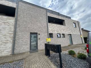 Dit appartement bevindt zich op de eerste verdieping van een verzorgd complex en is bereikbaar via zowel de trap als de lift.Via de inkomhal betreden...