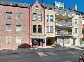 Instapklaar en commercieel gelegen handelspand met woongedeelte, bestaande uit een handelsruimte van ca. 50 m² met afzonderlijk toilet...