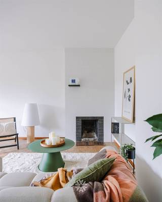 <p><span>SINT-AMANDSBERG - Lichtrijk en opgefrist appartement met stijlvolle interieurelementen</span></p><p><span> </span></p><p><span>Dit gezellige twee slaapkamer-appartement bevindt zich op de tweede verdieping van een kleinschalige residentie bestaande uit 6 units. Gelegen in de residentiële Sint-Dorotheastraat te Sint-Amandsberg werd deze unieke opportuniteit recent opgefrist en voorzien van nieuwe ramen, wat resulteert in een zeer voordelige EPC-score. Verder geniet het appartement van een authentieke blokparket en sierhaard in de leefruimte.</span></p><p><span> </span></p><p><span> </span></p><p><span>De belangrijkste troeven in een notendop: </span></p><ul><li><span>Groene en residentiële omgeving met vlotte bereikbaarheid</span></li><li><span>Lift aanwezig</span></li><li><span>Twee zeer ruime slaapkamers</span></li><li><span>Extra kamer</span></li><li><span>Prachtige lichtinval</span></li><li><span>Bijhorende garagebox</span></li><li><span>EPC Label B, conforme elektriciteit en asbestveilig</span></li><li><span>Lage gemeenschappelijke kosten</span></li></ul><p><span> </span></p><p><span> </span></p><p><span>Indeling:</span><span> Inkomhal met ingebouwde dressing; lichtrijke leefruimte met gezellige zithoek; geïnstalleerde keuken voorzien van een kookplaat, dampkap, oven, spoelbak, vaatwasser, aansluitingen voor wasmachine en een kleine technische berging. Verder treffen we twee volwaardige slaapkamers; een derde kamer die ingericht kan worden als bureau, dressing of extra berging; en de badkamer met ligbad, toilet en een lavabomeubel. Extra troef: garagebox aan de achterzijde van het gebouw.</span></p><p><span> </span></p><p><span> </span></p><p><span>Belangrijk: </span></p><p><span>Richtprijs appartement: 325.000 EUR</span></p><p><span>Richtprijs garagebox (verplicht): 25.000 EUR </span></p><p><span>EPC: 173 kWH/m² jaar (UC: 20260421-0003835204-RES-1)</span></p><p><span>Geen renovatieverplichting</span></p><p><span>Bezoeken worden georganiseerd vanaf 1 juni 2026</span></p><p><span> </span></p><p><span>Interesse? Contacteer Axel Lenaerts makelaars voor meer info of een bezoek via <span>Laurens@axellenaerts.be</span></span><span> of 09 245 24 24</span></p>