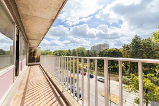 <strong>MOLENBEEK</strong> : Ideaal gelegen tegenover het Albertpark: Op de 4e verdieping van een flatgebouw uit de jaren ’70 presenteren wij u dit ruime en lichte appartement met 2 slaapkamers van 110 m². Het appartement is perfect georiënteerd en biedt een vrij uitzicht op het park. Het is in zeer goede staat en wordt momenteel verhuurd voor 850 € /maand (huurcontract van 9 jaar vanaf 2019).<br />Terras van ± 9 m² - Dubbele beglazing - EPC C – Garagebox (+ 30.000 €)<br /><br />Een mooie kans, zeker een bezichtiging waard!<br /><br />
<p><u>Appartement: LOT - H4</u></p>
<ul>
<li>Inkom</li>
<li>Grote woonkamer van ± 36 m² met uitzicht op het park!</li>
<li>Terras</li>
<li>Keuken van ± 11 m² (met wasruimte)</li>
<li>Badkamer</li>
<li>Toilet</li>
<li>Slaapkamer 1 van ± 14 m²</li>
<li>Slaapkamer 2 van ± 10 m²</li>
</ul>
<p></p>
<p><u>Kelder:</u></p>
<ul>
<li>Kelder nr. 4H</li>
<li>Garagebox nr. 8 (+ 25.000 € verplicht)</li>
</ul>
