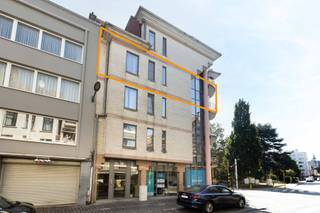 Dit ruim en energiezuinig appartement is gelegen op de derde verdieping in een gebouw met lift en bestaat uit een inkomhal, een ruime en enorm lichtrijke leefruimte dankzij grote glaspartijen, een keuken met aansluitend de berging, badkamer met dubbele wastafel en ligbad, apart toilet en twee slaapkamers. Ondergronds is er een privatekelderberging aanwezig alsook een gemeenschappelijke afgesloten fietsenberging. Overal dubbele beglazing, centrale verwarming op aardgas, conforme elektriciteit en een EPC B zijn slechts enkele troeven! Dit appartement is ideaal voor wie belang hecht aan bereikbaarheid ( oa station, openbaar vervoer, parkeergelegenheid Graanmarkt en postsite) én voor wie graag alles op wandelafstand heeft ( winkels, grote markt, scholen, Utopia,...). Potentiële verhuurwaarde +/- 875 euro per maand. Mis deze kans niet en contacteer ons via 053/423001!