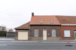 Ben je op zoek naar een woning met ruimte, potentieel én een leuke tuin? Dan is dit pand beslist het bekijken waard!<br /><br />Op het gelijkvloers kom je binnen in een gezellige leefruimte met houtaccenten en een karaktervolle haard. Aansluitend bevindt zich de keuken, vanwaar je toegang hebt tot de badkamer, de kelder, een apart toilet en een berging die doorloopt naar de inpandige garage.<br /><br />Op de verdieping zijn er vier volwaardige kamers, ideaal voor een groot gezin of voor wie extra ruimte zoekt voor een bureau of hobbykamer.<br /><br />Achteraan de woning ligt een mooie, onderhoudsvriendelijke tuin met terras. Extra pluspunt: via de uitweg achteraan bereik je een tweede, vrijstaande garage. Deze is perfect voor wie nood heeft aan extra bergruimte of werkplaats.<br /><br />De woning is structureel in orde maar vraagt wel een opfrissing of renovatie. Dit biedt jou net de kans om alles naar eigen smaak in te richten en er een echte thuis van te maken.<br /><br />🔑 Troeven:<br />- 3 (slaap)kamers<br />- Inpandige én vrijstaande garage<br />- Mooie tuin met uitweg<br /><br />Ben jij klaar om van deze woning jouw thuis te maken? Plan snel je bezoek!<br /><br />📞 Interesse? Contacteer Thijs:<br />📲 051 57 54 61<br />📧 friedel@grouptrybou.be<br /> | thijs@grouptrybou.be