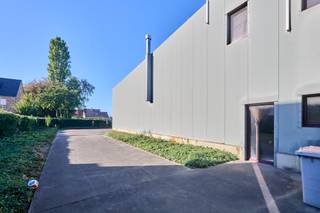 <p><strong>Commercieel gelegen industrieel gebouw met 2 verhuurde appartementen op perceel van 26a69ca</strong></p><p>Rijksweg 732, Dilsen-Stokkem | Vraagprijs € 1.349.000</p><p>Op een uitstekend commerciële en strategische ligging langs de Rijksweg 732 te Dilsen-Stokkem bevindt zich dit veelzijdige industrieel/commerciële eigendom met twee bovenliggende appartementen, gelegen op een ruim perceel van 26a69ca.</p><p>De combinatie van een ruime showroom, magazijn, tussenverdieping, uitgebreide buitenruimte en twee reeds verhuurde appartementen maakt dit eigendom bijzonder interessant voor ondernemers én investeerders.</p><p><u>Bedrijfsruimte van ca. 710 m² die bestaat uit:</u><br />* ca. 400 m² showroom/toonzaal, ideaal voor commerciële activiteiten;<br />* een keuken/eetplaats en bergruimte;<br />* achterliggend magazijn van ca. 200 m² met sectionaalpoort;<br />* tussenverdieping van ca. 110 m²</p><p>Het gebouw beschikt over een ruime buitenzone en biedt dankzij de perceelconfiguratie de mogelijkheid om volledig rondom het gebouw te rijden, wat een belangrijke troef vormt voor ondernemingen die werken met bestelwagens of vrachtwagens. Vooraan het gebouw is bovendien ruim voldoende parkeergelegenheid voorzien.</p><p><u>Twee ruime en verhuurde appartementen</u><br />Boven het commerciële gedeelte bevinden zich twee ruime appartementen van respectievelijk ca. 145 m² en 149 m². Het eerste appartement beschikt over 2 slaapkamers en het tweede appartement beschikt over 3 slaapkamers. De appartementen genereren samen een maandelijkse huuropbrengst van € 1.665, goed voor € 19.980 op jaarbasis. Beide appartementen beschikken over een EPC-label C en zijn uitgerust met warmtepomp en zonnepanelen.</p><p>Met een <strong>vraagprijs van € 1.349.000 </strong>biedt dit eigendom een interessante combinatie van commerciële ruimte, logistieke mogelijkheden en residentiële huuropbrengsten.</p><p>De twee verhuurde appartementen zorgen onmiddellijk voor een stabiele inkomstenstroom en dragen zo reeds een belangrijk deel van de investering. Tegelijk beschikt de koper over een omvangrijke commerciële ruimte die naar eigen behoefte kan worden aangewend of verder kan worden geëxploiteerd.</p><p>De zichtbaarheid langs de Rijksweg, de ruime perceeloppervlakte, de uitstekende bereikbaarheid en de mogelijkheid om het gebouw rondom met vrachtwagens te bereiken, maken van deze locatie een bijzonder interessante uitvalsbasis voor diverse ondernemingen.</p><p>TROEVEN OP EEN RIJ<br />✓ Commerciële ligging langs Rijksweg 732<br />✓ Perceel van 26a69ca<br />✓ Ca. 710 m² commerciële/industriële ruimte<br />✓ Volledig rondom bereikbaar voor **vrachtwagens**<br />✓ Ruime parkeermogelijkheden vooraan<br />✓ 2 ruime bovenliggende appartementen<br />✓ Totale actuele huuropbrengst appartementen: € 19.980/jaar<br />✓ Appartementen met EPC-label C<br />✓ Warmtepompen en zonnepanelen<br />✓ Interessante combinatie van eigen gebruik en investering</p><p><strong>Vraagprijs: € 1.349.000</strong></p><p>Een veelzijdig commercieel eigendom met een sterke ligging en een aantrekkelijke combinatie van ondernemersruimte en onmiddellijk rendement uit twee verhuurde appartementen.</p><p>Voor meer info en/of een bezichtiging: info@jansenrealestate.be of 011/39 90 50</p>