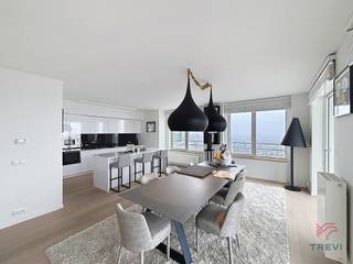 BRUSSEL, in de prestigieuze Up-Site toren, op de 27ste verdieping, 3-slaapkamer appartement van ±219m² (EPC), volledig gemeubileerd. Het is als...