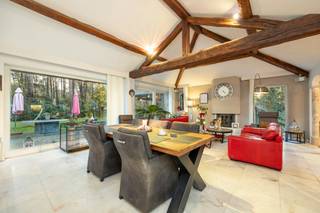 Rustig gelegen villa in Spaanse stijl met zeer ruime woonkamer, bureaugedeelte, drie slaapkamers, twee badkamers op ruim 2.800 m². Epc-score:...