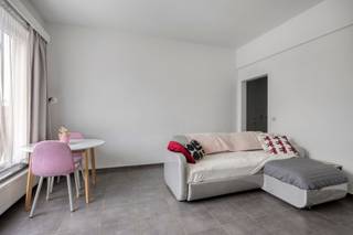 Dit charmante appartement, gelegen op de tweede verdieping aan de Leuvensestraat 21, geniet van een uitstekende centrale ligging in het hart van Aarschot.<br /><br />Bij het betreden van het appartement komt u in de inkomhal, die toegang biedt tot een lichtrijke leefruimte met aansluitende keuken. Dankzij de grote ramen geniet de ruimte van veel natuurlijk licht. Verder beschikt het appartement over een ruime slaapkamer, een badkamer met voorziening voor een wasmachine en een apart toilet. De hoge plafonds creëren bovendien een aangenaam en ruimtelijk gevoel. Het appartement is momenteel niet verhuurd en bijgevolg snel beschikbaar of u kan flexibel op zoek naar een eigen huurder.<br /><br />Bent u op zoek naar een centraal gelegen appartement met veel licht en karakter? Dan is dit pand zeker een bezoek waard!<br /><br />Interesse? Neem contact op met Thomas via +32 499 22 99 24 of thomas@sophimo.be.