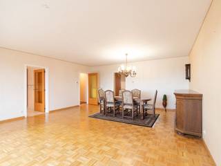 <p><strong>Bezichtiging mogelijk na het maken van een huurdersprofiel via </strong>https://onid.mijnhuurprofiel.be/property/0697ac56-526d-40dc-8eeb-3edbc4f83186</p><p><br /></p><p><strong>Dit lichtrijke appartement</strong><span> ligt in een verzorgd gebouw, op een strategische locatie vlak bij invalswegen, scholen, winkels en openbaar vervoer. Je geniet van een uitstekende bereikbaarheid en een comfortabele woonomgeving.</span></p><p><br /></p><p><strong>Het appartement bestaat uit</strong> een inkomhal – een ruime woonkamer op parket – een aparte keuken met inductie kookvuur – twee slaapkamers – een badkamer met ligbad – een apart toilet - balkon met zonnetent - een kelderberging.</p><p><br /></p><p><strong>Troeven:</strong> Inclusief een Inpandige autostaanplaats - Gunstig EPC (B)</p>