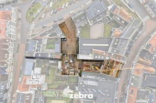 Villa Allegro is een exclusief nieuwbouwproject gelegen aan de Kortrijkstraat.<br /><br />Hier worden vier uitzonderlijk ruime appartementen en een handelspand gerealiseerd op een toplocatie in het centrum met winkels, horeca, cultuur, sport en openbaar vervoer op wandelafstand.<br />De appartementen onderscheiden zich door hun royale en doordachte indeling, grote raampartijen die overvloedig natuurlijk licht binnenlaten, en een verfijnde afwerking met uitsluitend hoogwaardige materialen, in harmonie met het luxueuze en kwalitatieve karakter van het gebouw.<br /><br />De appartementen beantwoorden aan de meest recente energetische normen en zijn uitgerust met vloerverwarming op basis van een individuele warmtepomp en een ventilatiesysteem voor een gezond binnenklimaat <br />Achteraan het terrein zijn private garages voorzien, bereikbaar via het Rameplein, evenals fietsenbergingen met een toegang langs de Nieuwstraat.<br /><br /><strong>Jouw woonwensen, jouw indeling.</strong><br />Kopers krijgen de mogelijkheid om de inrichting en afwerking af te stemmen op hun eigen stijl en behoeften, in samenspraak met de bouwheer.<br /><br /><strong>Villa Allegro bestaat uit volgende entiteiten :</strong><br />- Gelijkvloers: 275 m² handelsruimte - <strong>VERKOCHT </strong><br />- 1° Verdiep (1.1): 160 m² + 34 m² terrassen – 3 slpk – 2bdk - berging <strong>VERKOCHT </strong><br />- 2° Verdiep (2.1): 160 m² + 28 m² terrassen – 3 slpk – 2 bdk – berging - <strong>VERKOCHT </strong><br />- 3° Verdiep (3.1): duplex 116 m² + 11 m² terrassen – 2 slpk – bdk – berging<br />- 3° Verdiep (3.2): duplex 121 m² + 23 m² terrassen – 2 slpk – bdk – berging<br />- 5 privatieve bergingen <strong>VERKOCHT</strong><br />- Individuele fietsenbergingen<br />- 6 garages + 3 autostaanplaatsen (nog 2 garages te koop)<br /><br /><strong>Mogelijkheid tot aankoop aan 6% btw</strong> (i.p.v. 21%), indien u voldoet aan de voorwaarden.<br />Meer info hierover op kantoor.<br /><br />Bestuursmaatregelen in het maatregelenregister: nee<br /><br /><strong>Ook wild geworden van deze thuis? <br />Twijfel niet langer en leg vandaag nog uw afspraak op kantoor met de makelaar vast!</strong>