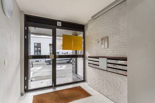 Bent u op zoek naar een ruim en goed gelegen appartement in het centrum van Leuven? Dan is dit instapklare appartement absoluut een bezoek waard.<br /><br />Het appartement is gelegen in een rustige straat met éénrichtingsverkeer, op amper 150 meter van de Diestsestraat en de Bondgenotenlaan. Ook het station van Leuven bevindt zich vlakbij. U woont hier dus op een toplocatie, midden in de stad en toch in alle rust.<br /><br />Binnenin beschikt het appartement over een inkomhal met ingebouwde vestiairekasten, een ruime en lichtrijke leefruimte en een functionele keuken uitgerust met een vaatwasser, oven, keramische kookplaat en dampkap. Verder zijn er twee volwaardige slaapkamers, waarvan één toegang geeft tot een zuidgericht terras. De badkamer is voorzien van een ligbad en een lavabomeubel met spiegel. Daarnaast is er ook een apart gastentoilet aanwezig.<br /><br />In de ondergrondse verdieping beschikt het appartement over een ruime kelder en de mogelijkheid om een private garagebox apart bij te kopen (+35.000 Euro), wat in het centrum van Leuven een grote meerwaarde is.<br /><br />Ook op energetisch vlak scoort dit appartement uitstekend, met een EPC-label B en een gunstige energiescore van 103 kWh/m²/jaar.<br /><br />Indien u dit mooie appartement graag bezoekt dan kan u mij steeds bereiken op 0477/284876 of via  mail vincent@immojanstas.be.<br /><br />Bijkomende info (EPC, bodemattest, elektriciteit,...) kan U hieronder downloaden ↓