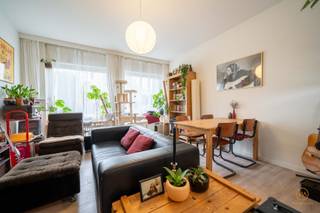 <p><span>Instapklaar gerenoveerd gelijkvloers appartement in de Klassevolle Markgravebuurt</span></p><p><span>Op zoek naar een rustig gelegen appartement in een hyper residentiële buurt, nabij parken, openbaar vervoer en invalswegen?</span></p><p><span>Het appartement werd in 2023 volledig gerenoveerd en bestaat uit een inkomhal en WC, een  gezellige leefruimte met open ingerichte keuken, achteraan vinden we de ruime slaapkamer en een douchekamer. </span></p><p><span>In de kelder is een privatieve wasplaats en kan een fietsparking gehuurd worden (€10/mnd), er is ook een mogelijkheid een parkeerplaats te huren of te kopen. Ook als investering is dit appartement ideaal (Momenteel stabiel verhuurd)</span></p><p><span>Contacteer ons voor meer info of een bezoek VIA 03 400 43 23</span></p><p><span> </span></p><p><span>+ Unieke residentiële buurt</span></p><p><span>+ Nabij invalswegen, openbaar vervoer e.a. faciliteiten</span></p><p><span>+ Gelijkvloers appt</span></p><p><span>+ Totaalrenovatie 2023</span></p><p><span>+ Elek. conform</span></p><p><span>+ Hedendaags comfort</span></p><p><span> </span></p>