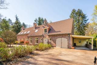 <p><strong>Instapklare villa met binnenzwembad op gegeerde locatie!<br /></strong>Deze <strong>zéér ruime villa</strong> op een perceel van ca. 2.726 m² is voorzien van <strong>4 slaapkamers en 4 badkamers!</strong></p>
<p>Deze villa omvat in totaliteit 3 bouwlagen, waaronder:<br />- Een kelderverdieping <br />- Een gelijkvloerse verdieping met inkomhal, garage/wasplaats, woonkamer, keuken, tuinkamer, tweede leefruimte, binnenzwembad<br />- Een eerste verdieping met<strong> 4 slaapkamers en 3 badkamers<br /></strong>Voorzieningen in de kelder: momenteel ingericht als <strong>gym</strong> met <strong>sauna</strong> en alle technische toestellen (o.a. een hoogrendement CV ketel van 2024)<br />Voorzieningen op de gelijkvloerse verdieping:<br />- <strong>Inkomhal met vestiaire kast</strong>, <strong>gastentoilet en handenwasser</strong><br />- <strong>Gezellige woonkamer</strong> voorzien van <strong>gaskachel</strong><br />- <strong>Zéér ruime eetkeuken </strong>voorzien van alle toestellen (ATAG)<br />- Verwarmde tuinkamer <br />- Via schuifdeur te bereiken<strong> tweede leefruimte</strong> met <strong>open haard</strong><br />- <strong>Binnenzwembad </strong>met douche en toilet<br />- <strong>Garage / wasplaats</strong><br />Voorzieningen op de eerste verdieping, te bereiken via 2 verschillende trappen:<br />- <strong>2 nachthallen</strong><br />- <strong>Masterbedroom</strong> met <strong>badkamer ensuite</strong> voorzien van <strong>bubbelbad, wastafel, douche en ingemaakte kasten</strong><br />- 3 slaapkamers<br />- <strong>Badkamer met wastafel</strong>, <strong>bad, toilet en handdoekdroger</strong><br />- Badkamer met douche en wastafel<br />- <strong>Ruime dressing</strong><br /><strong>Prachtige groene tuin met tuinhuis, carport.<br />Algemeen:<br /></strong>- De woning beschikt over een laadpaal<br />- Het dak is vorig jaar gereinigd en geïmpregneerd<br />- Watergenius waterontharder en filter van 2023<br />- Energiezuinige radiatoren (2023) in eetkamer, keuken en slaapkamer<br /><br /><strong>Ligging van deze woning:<br /></strong>Dit huis is gelegen in een kindvriendelijke villawijk nabij het centrum van Heide in een zeer <strong>groene omgeving</strong>.<br />Verder geniet u van een vlotte bereikbaarheid en een uitstekende verbinding naar Nederland en het <strong>station </strong>van Kapellen zelf of Heide.<br />Wat betreft de directe omgeving, bevindt u zich:<br />- Op <strong>veilige wandel- en fietsafstand van scholen</strong>.<br />- In de nabijheid van meerdere <strong>natuurgebieden</strong></p>