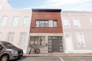 TE KOOP: woning met 3 ruime slaapkamers, 2 badkamers en 2 koeren<br /><br />Indeling: <br /><br />Gelijkvloers:<br />- ruime inkomhal<br />- woonkamer met veel lichtinval<br />- volledig uitgeruste keuken<br />- badkamer 1 met douche en toilet<br />- koer 1<br />- bergplaats met aansluiting voor wasmachine en droogkast<br />- koer 2<br /><br />Verdieping 1:<br />- nachthal<br />- slaapkamer 1 (ca 16m²)<br />- slaapkamer 2 (ca 15m²)<br />- badkamer met ligbad<br /><br />Tweede verdieping:<br />- Master Bedroom met ligbad (ca 30m²)<br /><br />Verder is er nog een kelder aanwezig<br /><br />Bijzonderheden:<br />- alarmsysteem met camera's<br />- gerenoveerd in 2019<br />- verwarming op aardgas<br />- 2 badkamers<br />- 2 koeren<br />- zeer goed onderhouden woning<br /><br />Bent u geïnteresseerd in dit vastgoed te koop in 2850 Boom? Aarzel dan niet om contact met ons op te nemen.<br />Wenst u uw eigendom ook te koop of te huur te stellen? Steeds tot uw dienst om u verder te helpen met al uw vragen over vastgoed!<br /><br />Bestuursmaatregelen in het maatregelenregister: nee