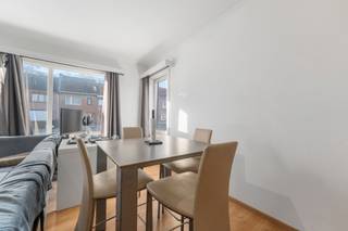 <p>Instapklaar gelijkvloers appartement in een kleinschalig gebouw in Temse.</p>
<p> </p>
<p>Dit verzorgd appartement combineert een praktische indeling met comfortabel wonen in een residentiële omgeving. Dankzij het instapklare karakter, het EPC-label C en de conforme elektriciteit is dit een interessante opportuniteit voor wie zonder zorgen wil wonen. Het appartement bevindt zich in een kleinschalig gebouw, wat zorgt voor een aangename en rustige woonbeleving. De lichtrijke leefruimte en de twee volwaardige slaapkamers maken het geheel geschikt voor koppels, starters of investeerders. Bovendien geniet je van een vlotte bereikbaarheid en alle dagelijkse voorzieningen in de buurt.</p>
<p> </p>
<p>Belangrijkste ruimtes:<br />• Woonkamer (25 m²) met aangename lichtinval<br />• Keuken (10 m²) met praktische indeling<br />• Badkamer (5 m²)<br />• Twee slaapkamers van telkens 15 m²<br />• Hal (5 m²) met toegang tot de verschillende ruimtes</p>
<p> </p>
<p>Troeven:<br />• Instapklaar gelijkvloers appartement<br />• EPC C en conforme elektriciteit<br />• Gelegen in een kleinschalig gebouw</p>
<p> </p>
<p>Neem vandaag nog contact op voor meer informatie of een bezoek.</p>
<p>JOUW DROOMAPPARTEMENT. ZO GEVONDEN!</p>