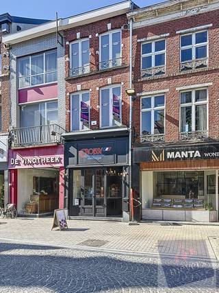 Gelegen in de bruisende Stapelstraat, dé winkelstraat van Sint-Truiden, presenteren wij u dit uitzonderlijke handelspand met bovenliggende woonst. Een unieke kans voor ondernemers die op zoek zijn naar zichtbaarheid, passage en groeipotentieel.<br /><br />✨ Het handelsgelijkvloers (ca. 62 m²) is momenteel ingericht als bakkerij en omvat een uitnodigende winkelruimte, een praktische werkruimte en koelcel. Dankzij de ligging tussen gevestigde handelszaken geniet u hier van maximale exposure en een constante stroom aan potentiële klanten. (De winkeltoog en inrichting zijn niet inbegrepen.)<br /><br />🏠 De bovenliggende woonst (ca. 174 m²) biedt volop mogelijkheden, al is renovatie vereist. De bestaande structuur laat een indeling toe met:
<ul>
	<li><strong>1ste verdieping:</strong> ruimte voor keuken, terras, badkamer en leefruimte aan de voorzijde</li>
	<li><strong>2de verdieping:</strong> 2 ruime slaapkamers</li>
	<li><strong>3de verdieping:</strong> een royale zolder met mogelijkheid tot extra kamer</li>
</ul>
<br /><strong>📍 Locatie</strong><br />Stapelstraat 50 – een absolute topligging met uitzonderlijke visibiliteit. Alles is vlakbij: de Grote Markt op wandelafstand, het station op enkele minuten.<br /><br /><strong>💰 Huurvoorwaarden</strong><br />Huurprijs: € 1.550 / maand<br />Vaste kosten: € 200 / maand (onroerende voorheffing)<br />Beschikbaar: vanaf 1 november 2025<br /><br />👉 Bent u op zoek naar de perfecte locatie voor uw winkel, praktijk of horecaconcept met woonst erboven? Dan is dit het moment.<br /><br />Contacteer ons vandaag nog voor een bezoek en ontdek de mogelijkheden van dit unieke pand.