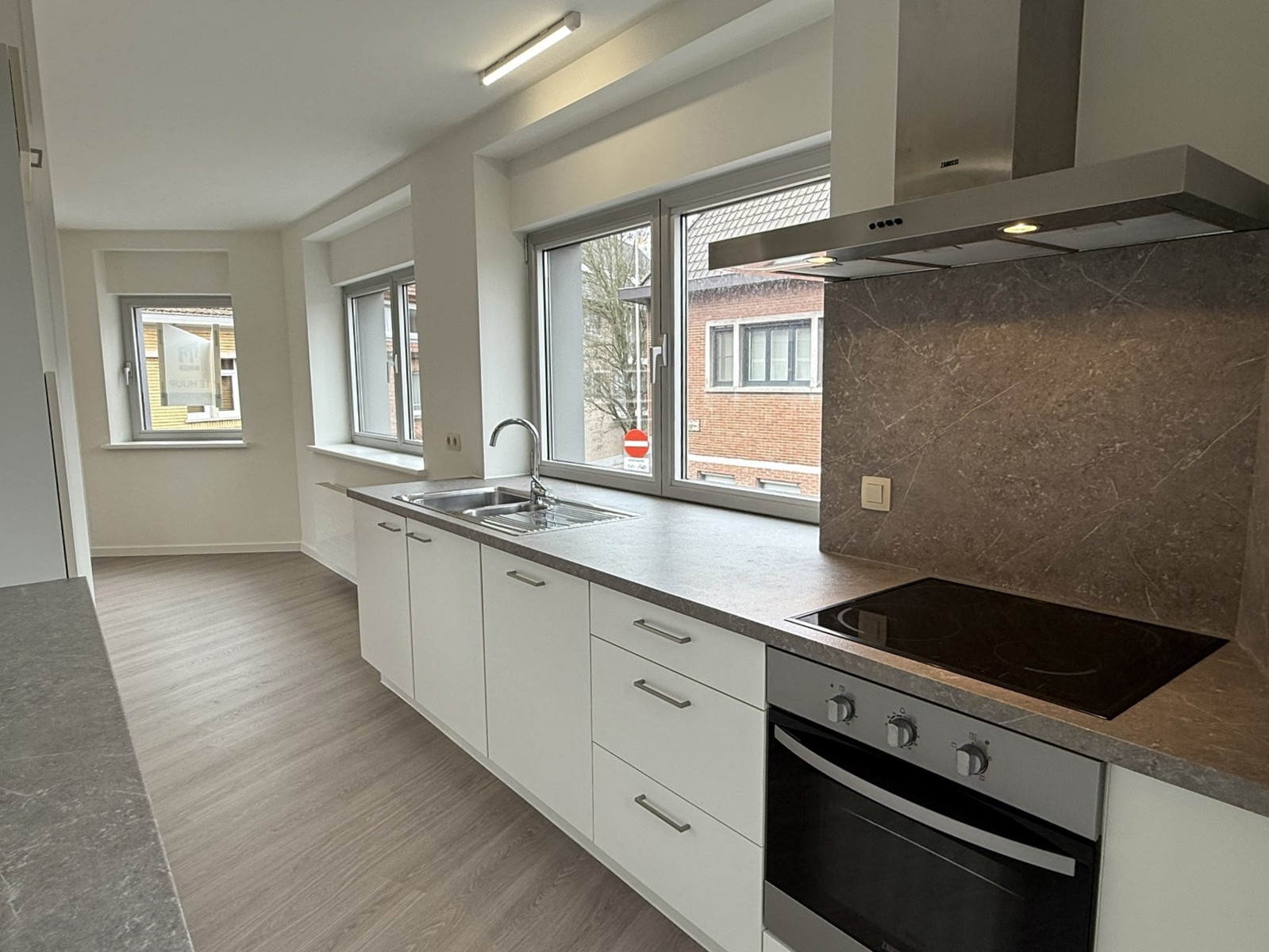 Volledig gerenoveerd, instapklaar duplex appartement met terras in het centrum van Tielt.  - foto 3