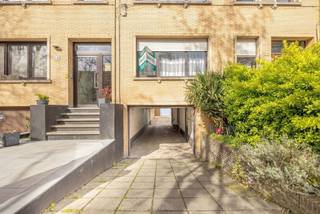 <p><span> </span></p><p><span>Ruime, afgesloten garagebox op een gunstige locatie.</span><span> </span></p><p><span> </span></p><p><span>Deze bovengrondse garagebox biedt een veilige en handige oplossing voor het parkeren van uw voertuig. De garagebox is gelegen achterliggend het gebouw aan de Jozef Verbovenlei 128 en kent een breedte van 2,4 m en een diepte van 7.5 m. De totale oppervlakte van een garagebox is 18m², wat ruim is voor de meeste boxen.  Ideaal als je in deze buurt woont of werkt, gedaan met de parkeerstress!</span></p><p><span> </span></p><p><span>Je rijdt binnen via de algemene inrit waar je achteraan de garageboxen terugvindt. Hier heeft u plek genoeg om met uw wagen eenvoudig te manoeuvreren om vervolgens uw auto veilig in uw garagebox te parkeren.   De garagebox is voorzien van een handmatige poort.</span></p><p><span> </span></p><p><span>Ook is het een prima investering, gezien de parkeermogelijkheden in deze buurt steeds kleiner worden.</span></p><p><span> </span></p><p><span> </span></p>