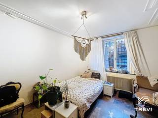<div>
<p><strong>Etterbeek, Europese Commissie: ONBEMEUILD appartement met 1 slaapkamer en tuin, gelegen in de kelder, van ± 50 m², zonder lift. Het bestaat uit een inkomhal, 1 slaapkamer van ±15 m², badkamer met toilet, keuken uitgerust met een gasfornuis, woonkamer, tuin (5 m x 15 m). Kosten: 70 €/maand, inclusief gemeenschappelijke kosten, koud water en aansprakelijkheidsverzekering. EPC G. Beschikbaar vanaf 01/12/2026.</strong></p>
<p><u>Kelder zonder lift</u>:</p>
<p>- Hal<br />- Slaapkamer ±15 m²<br />- Badkamer ±3 m²<br />- Keuken ±14 m², voorzien van een gasfornuis<br />- Woonkamer ±9 m²<br />- Tuin van 5 m x 15 m</p>
<p></p>
<p>EPB G</p>
<p></p>
</div>