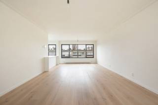 OPEN HOUSE ZATERDAG 2 MEI VAN 11U TOT 13U.<br />Instapklaar appartement op rustige ligging in een kleinschalig gebouw. Lage algemene onkosten<br /><br />Indeling van het appartement:<br />Inkomhal: +/- 5.5 m², parket.<br />Afzonderlijk toilet op tegels.<br />Living: +/- 34.5 m², parket.<br />Open ingerichte keuken met eiland, +/- 8 m², tegels, kasten, keramisch kookfornuis, frigo met vriesvak, oven, vaatwasser, dampkap.<br />Berging: +/- 3m², aansluiting wasmachine.<br />Slaapkamer 1: +/- 18 m², parket.<br />Slaapkamer 2: +/- 12 m², parket.<br />Badkamer: +/- 5 m², tegels, dubbele lavabo met meubel, spiegel, inloopdouche, handdoekdroger.<br /><br />2 autostaanplaatsen in garage op het gelijkvloers en staanplaats voor de garage. Prijs: € 45.000.<br /><br />CV op gas individueel, videophone. Aluminium ramen met dubbele beglazing.<br /><br /> 